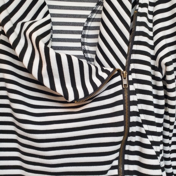 Black and white striped sweater - Picture 2 of 5